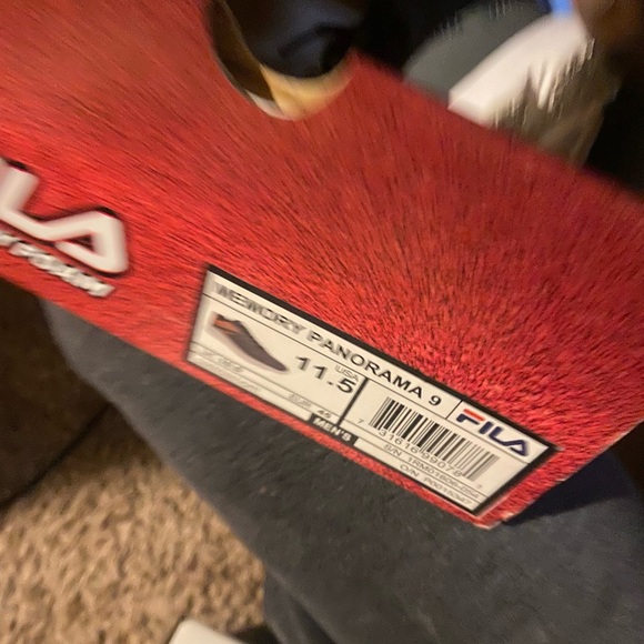 Gym shoes - Picture 1 of 3